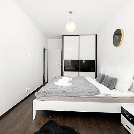 New Beautiful In The Center Of With Option Garage Parking شقة