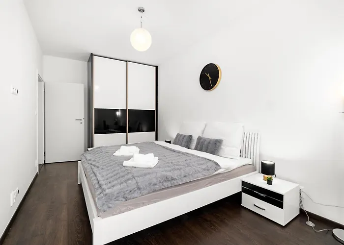 New Beautiful In The Center Of With Option Garage Parking Apartmán